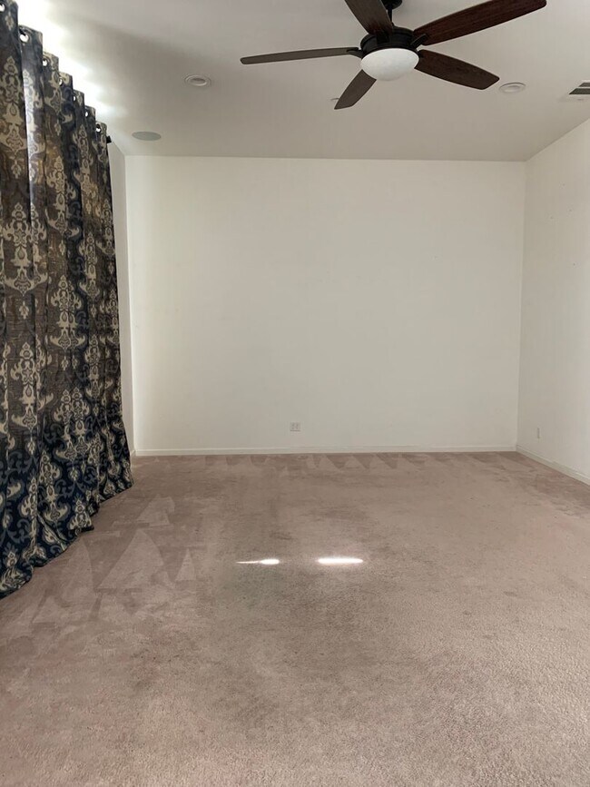 Foto del edificio - available now