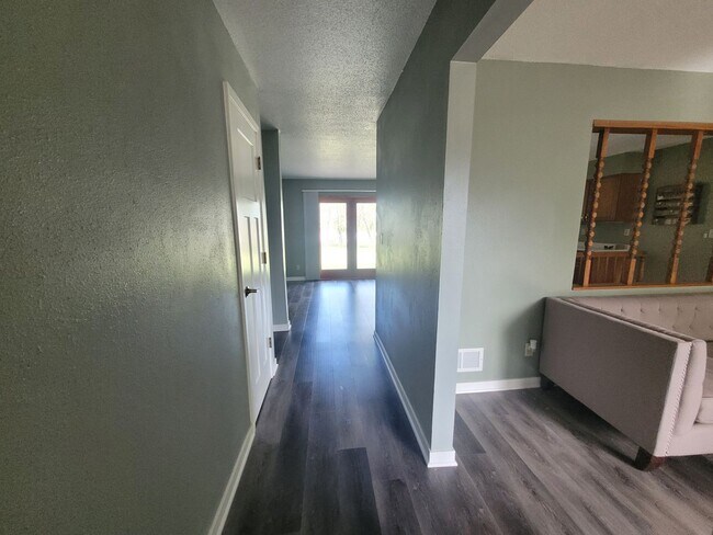 Foto del edificio - Clive Home on nearly 2 acres!