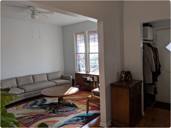 Living room/front door & vestibule - 2552 W Armitage Ave