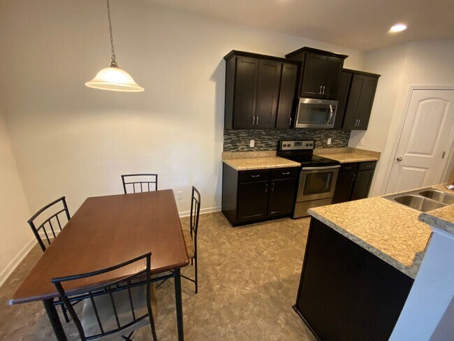 Foto del edificio - Room in 4 Bedroom Home at Bluegrove Rd