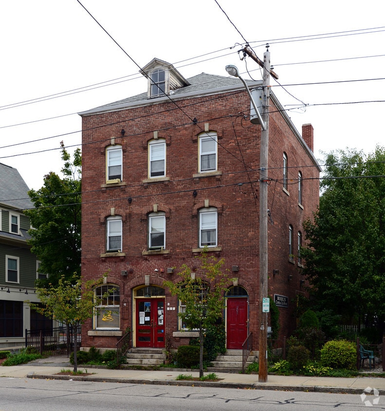 Primary Photo - 207-209 Douglas Ave