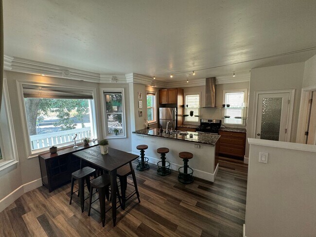 Building Photo - 2 bedroom | 2.5 bathroom | Downtown single...