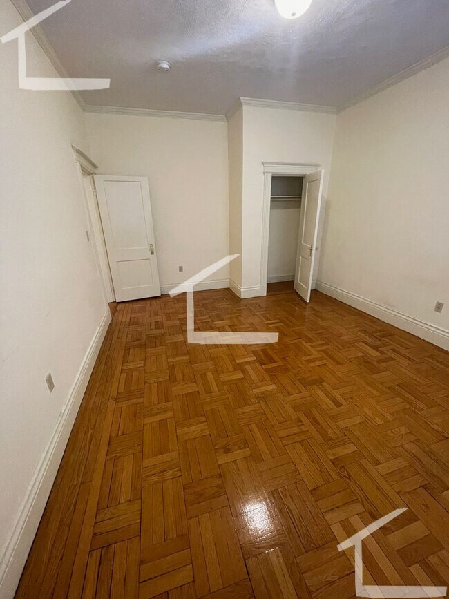Building Photo - Amazing one bedroom unit in the heart of F...