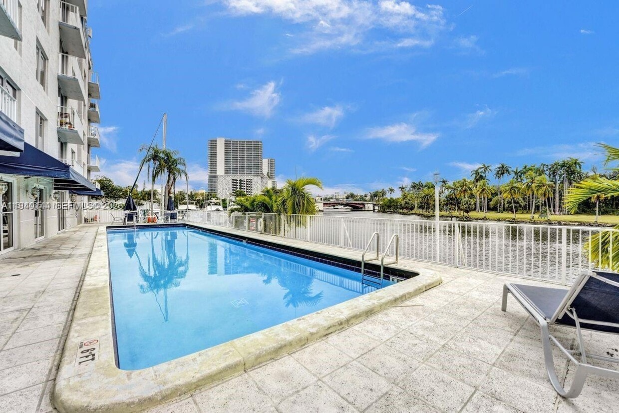 Foto del edificio - 1740 NW N River Dr