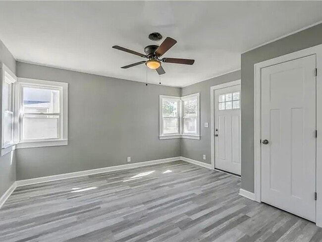 Building Photo - 426 E Elm St