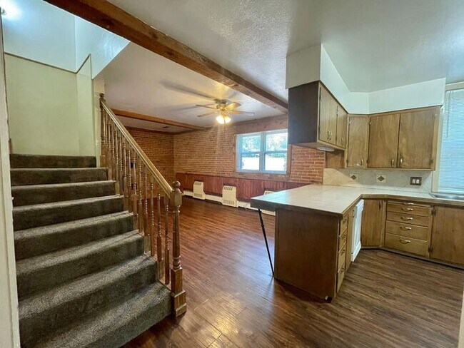 Foto del edificio - Beautiful 3 Bed 1.5 Bath Townhome in a Ren...
