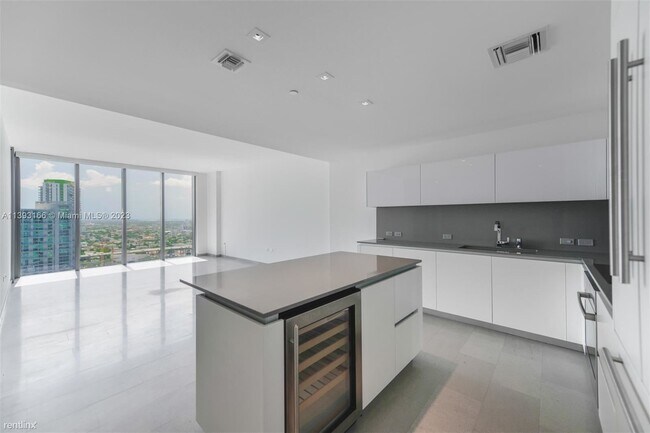 Building Photo - 2 br, 2 bath Condo - 68 SE 6th St Spectacu...