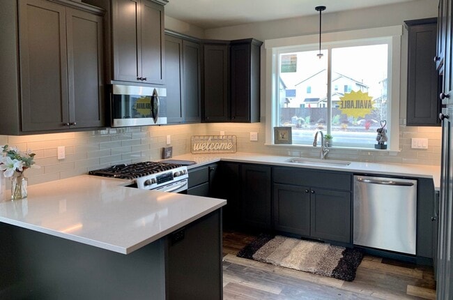 Building Photo - Large 4 bedroom in Redmond, new listing!  ...