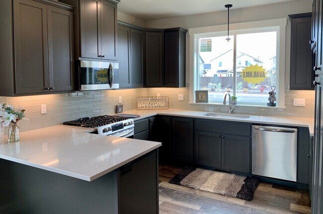 Building Photo - Large 4 bedroom in Redmond, new listing!  A/C!