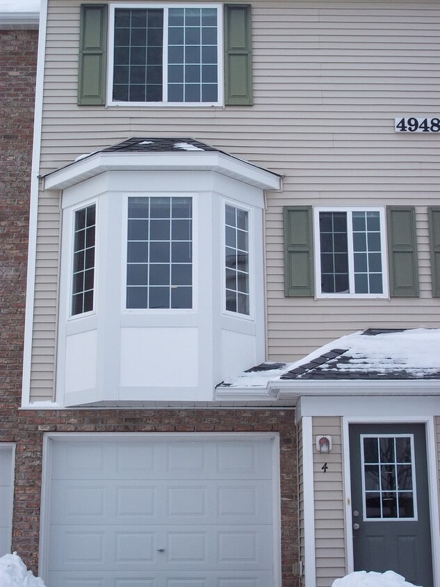 Primary Photo - Hugo 2 Bed/2 Bath Water's Edge Townhome - ...