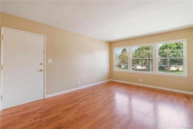 Building Photo - 324 E Badillo St