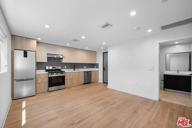 Building Photo - 1530 S Hayworth Ave