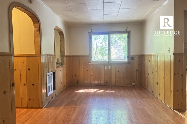 Building Photo - East Medford Victorian Upstairs Apartment