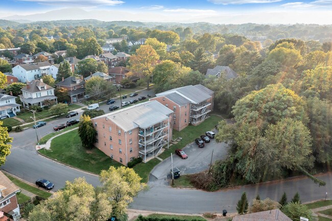 Foto del edificio - Grandin Court Apartments