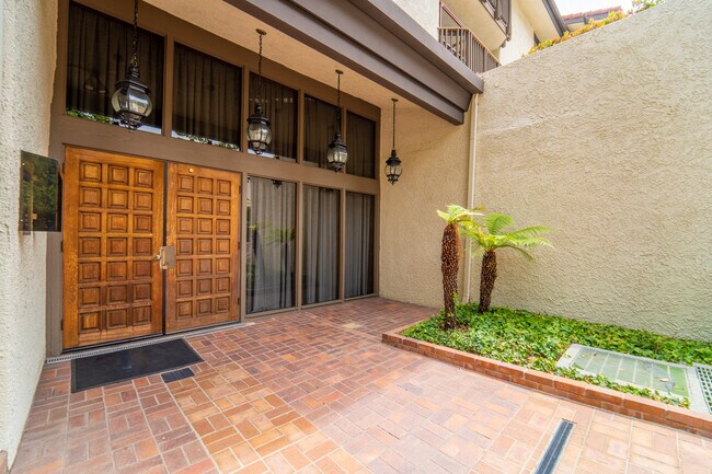Formal entry w keypad for guests - 8601 Falmouth Ave