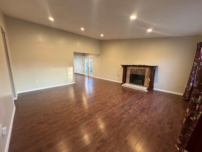 Building Photo - 4704 Fox Glen Ave