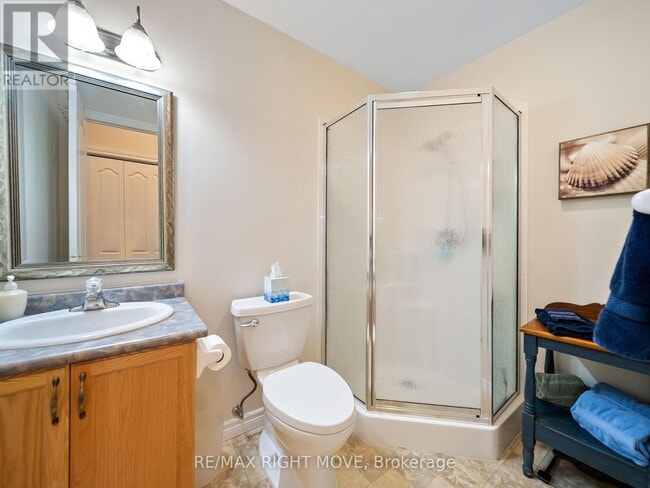 Building Photo - 486-486 Laclie St