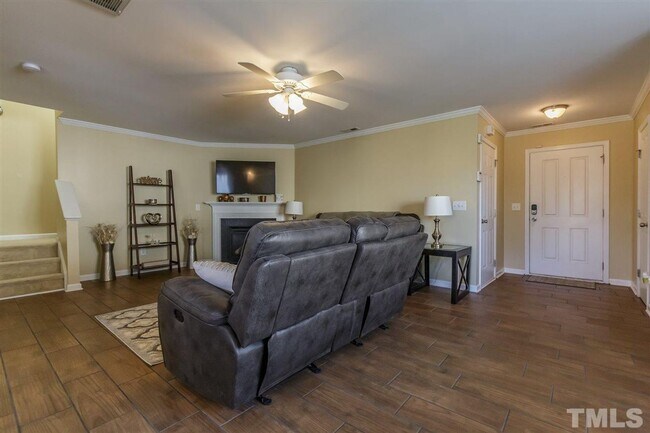 Building Photo - Spacious 3 bed with 2 car garage!