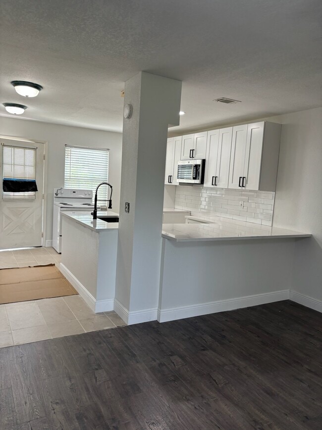 Building Photo - 7617 tamarind ave