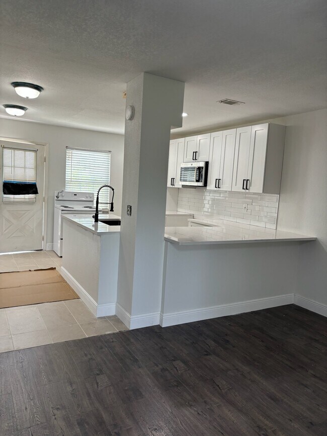 Foto del edificio - 7617 tamarind ave