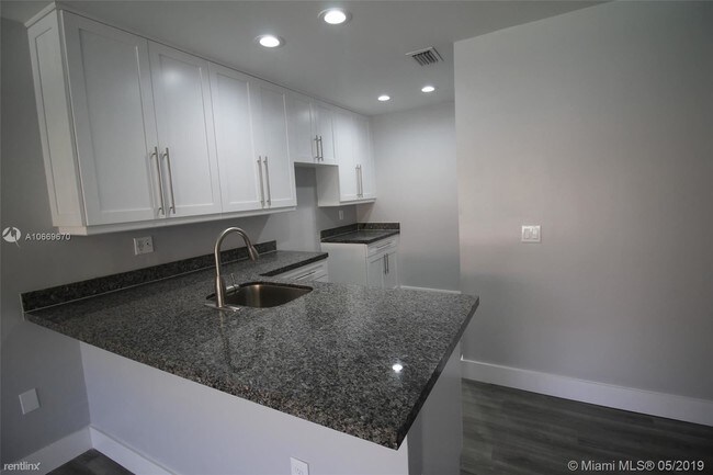 Building Photo - 2 br, 2 bath Condo - 467 NW 100th Pl