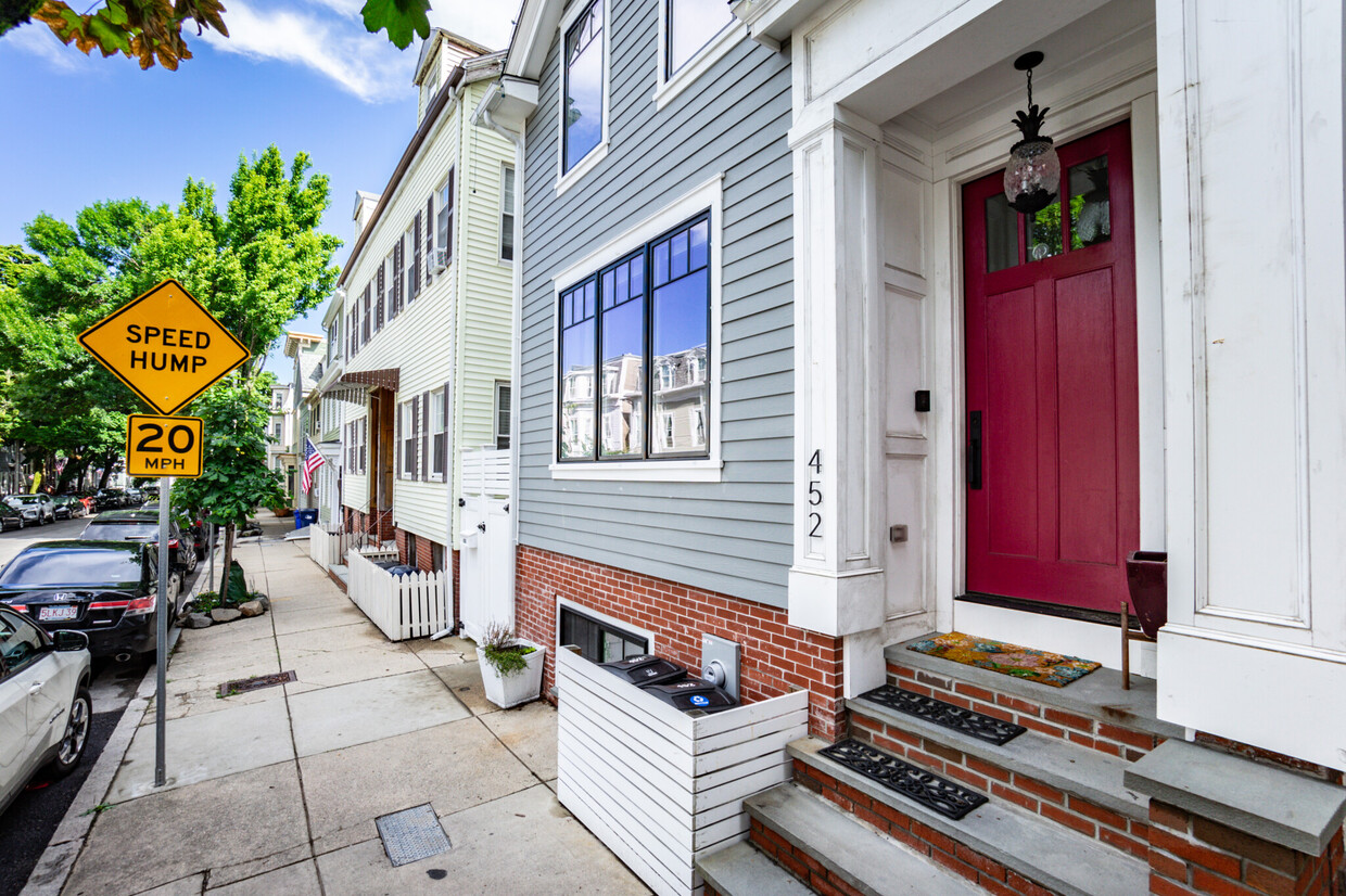 Primary Photo - 452 W 4th St