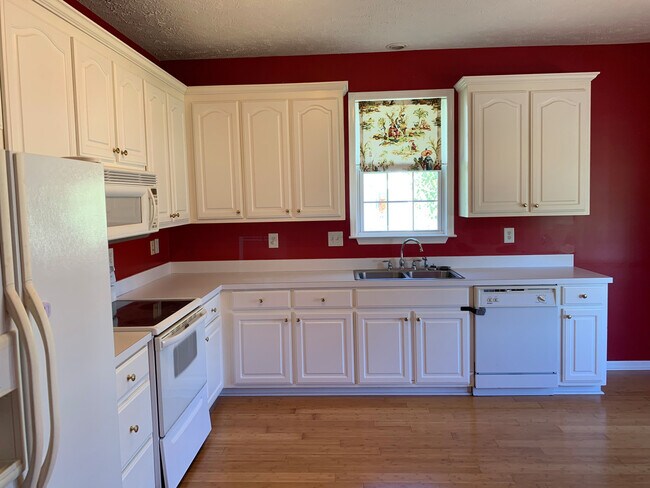 Building Photo - Spacious 3 Bedroom, 2 Bath Brick Home in Wood Creek Community Near Conway Schools! Available soon!