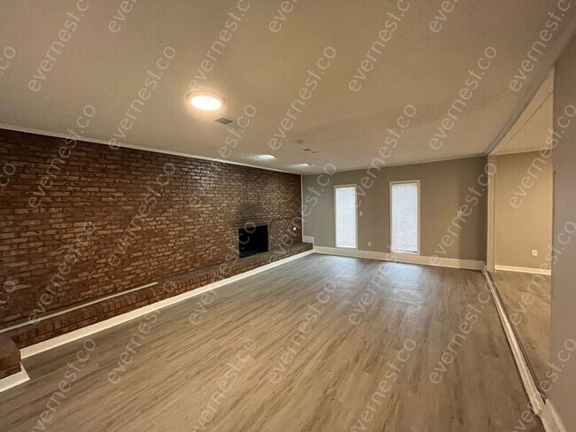 Foto del edificio - 921 Pine Lake Dr