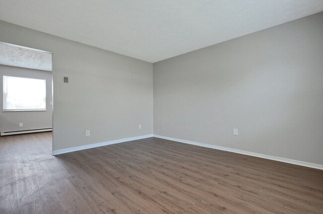 Building Photo - 2205 Clarendon Ln