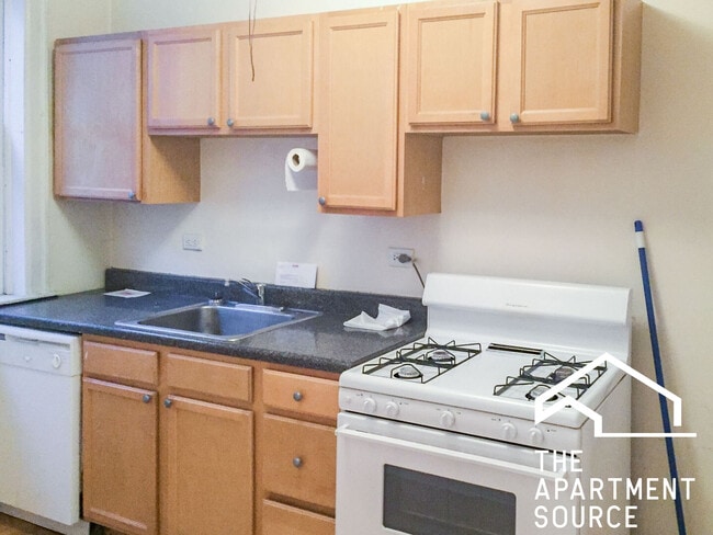 Building Photo - 2010 W Foster Ave