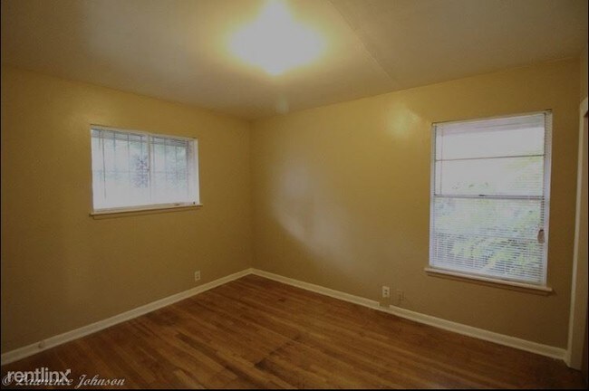Foto del edificio - 5010 Stoneleigh Dr