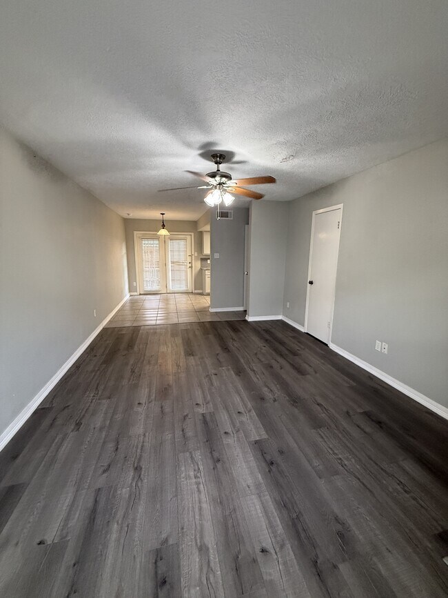Foto del edificio - 8730 Glen Meadow Ln