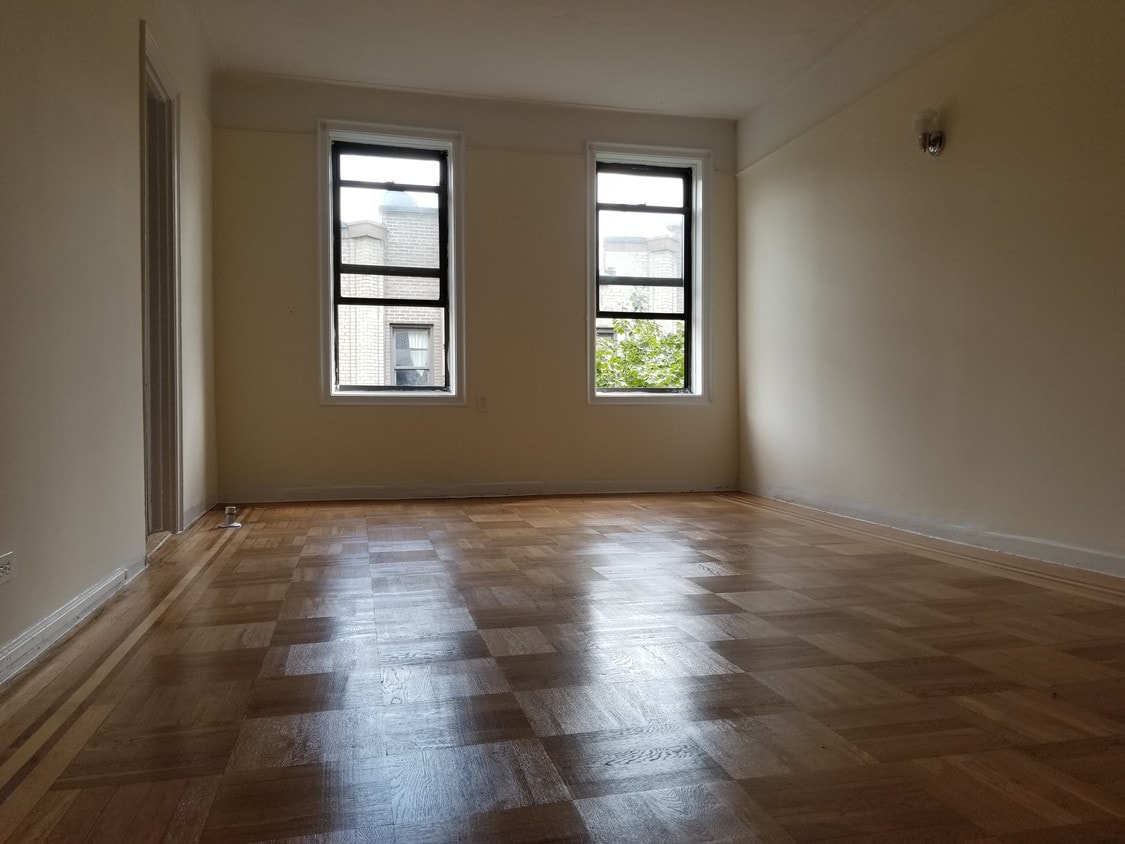Primary Photo - 2086 Bronx Park E