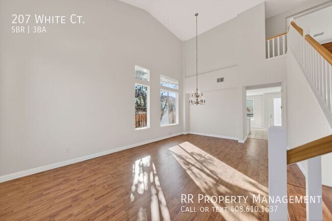 Foto del edificio - 207 White Ct