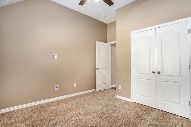 Building Photo - Gorgeous 5 Bdrm, 3 Bath with Open Layout, ...