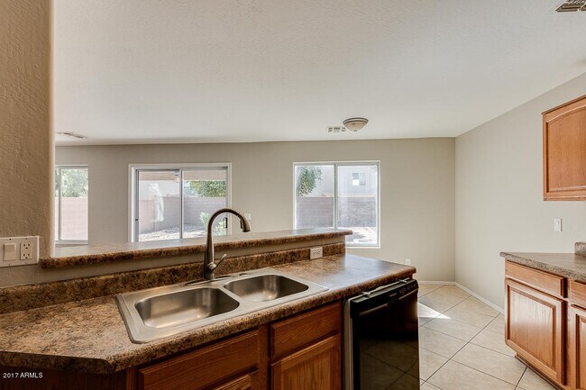Foto del edificio - 4BR 3 FULL BATHROOMS W/ HUGE LOFT AND LARGE MASTER