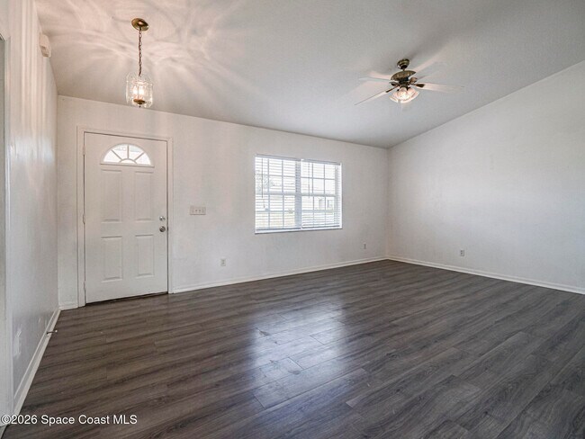Foto del edificio - 483 Melrose Ln