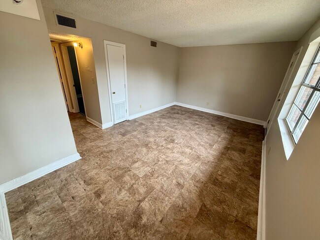 Building Photo - Downtown Location!