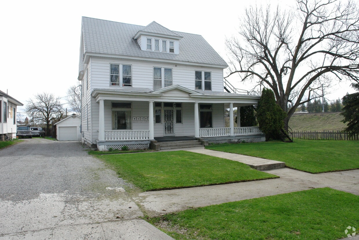 Building Photo - 421 S Chestnut St