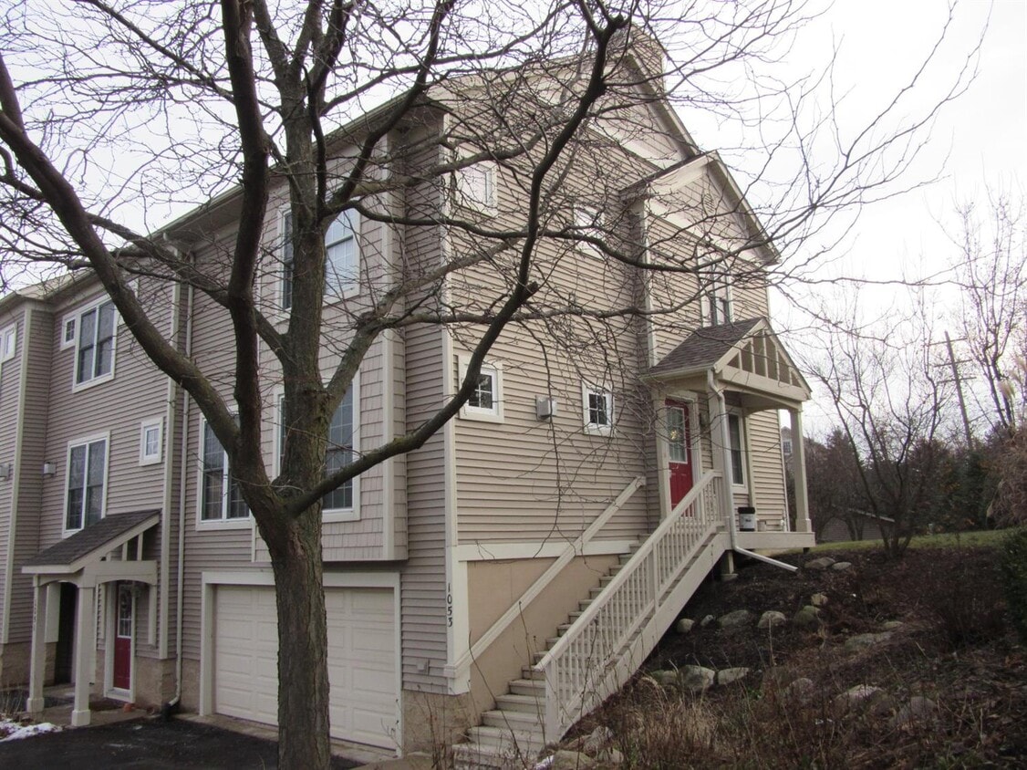 Primary Photo - 1053 Bluestem Ln