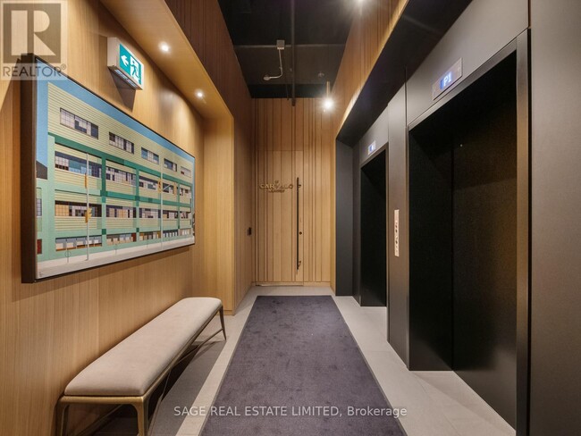 Building Photo - 899 College St