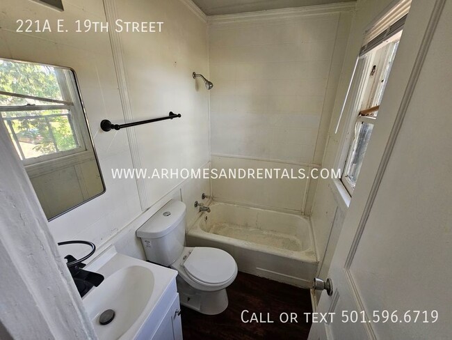 Building Photo - 221 E 19th - Unit A | 2 Bed | 1 Bath