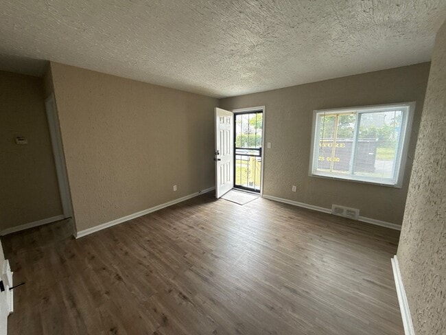 Foto del edificio - This beautifully updated 3-bedroom, 1-bath...