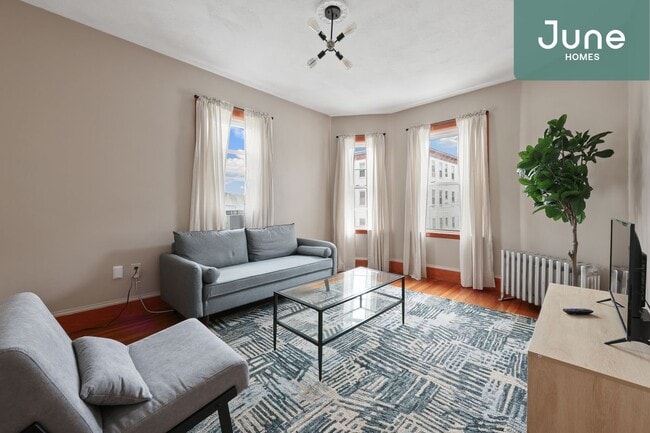 Building Photo - ROOM ONLY in 4-bed/1.0-bath Home