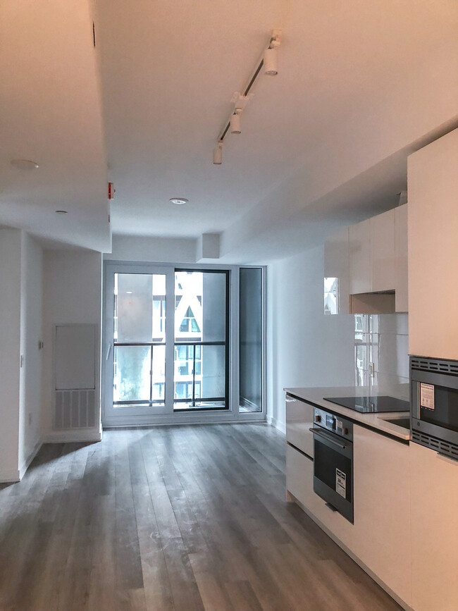 Building Photo - 238 Simcoe St
