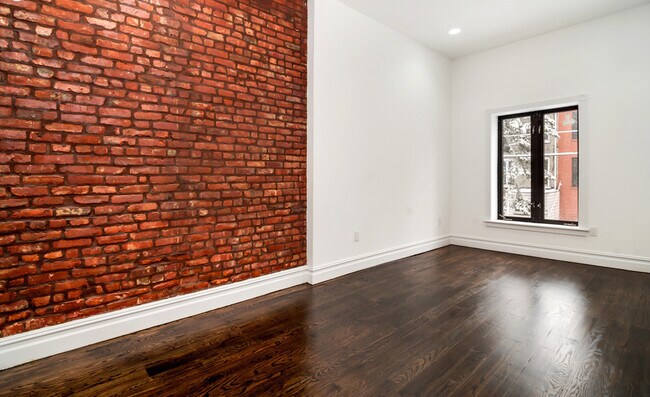 Foto del edificio - 629A Madison St