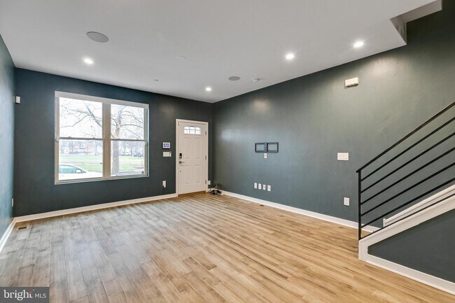Building Photo - 2342 S 6th St