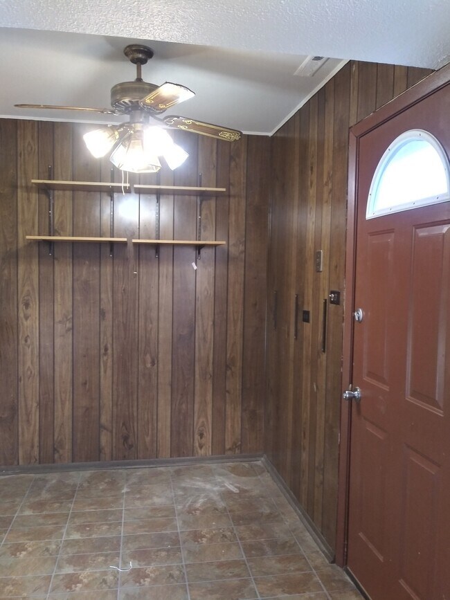 Foto del edificio - 15907 Debra Dr