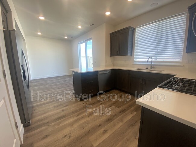 Building Photo - 763 2315 W