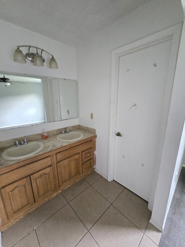 Building Photo - 3638 Dovetail Ln S